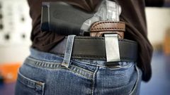 مئات الإسرائيليات يحصلن على تراخيص لحمل السلاح منذ اندلاع الحرب