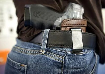 مئات الإسرائيليات يحصلن على تراخيص لحمل السلاح منذ اندلاع الحرب