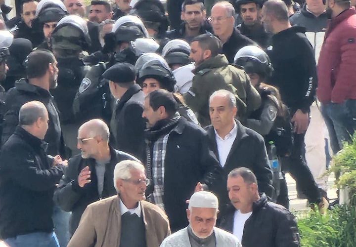 قوات الاحتلال تعتدي على المشاركين في جنازة داخل مقبرة باب الرحمة بالقدس المحتلة.