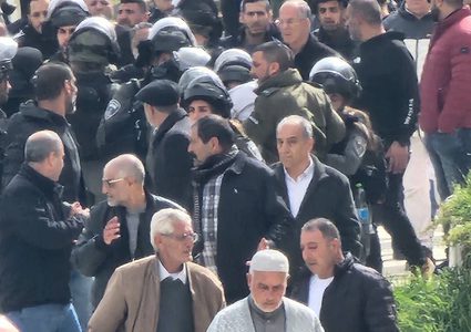 قوات الاحتلال تعتدي على المشاركين في جنازة داخل مقبرة باب الرحمة بالقدس المحتلة.