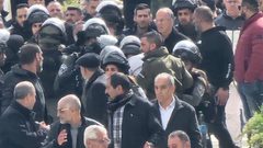 قوات الاحتلال تعتدي على المشاركين في جنازة داخل مقبرة باب الرحمة بالقدس المحتلة.