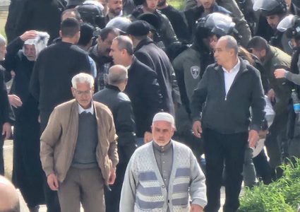 قوات الاحتلال تعتدي على المشاركين في جنازة داخل مقبرة باب الرحمة بالقدس