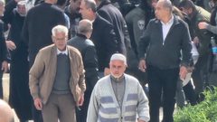 قوات الاحتلال تعتدي على المشاركين في جنازة داخل مقبرة باب الرحمة بالقدس المحتلة.