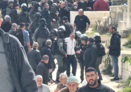 قوات الاحتلال تعتدي على المشاركين في جنازة داخل مقبرة باب الرحمة بالقدس