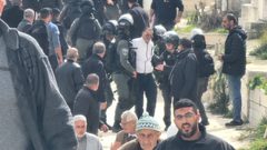 قوات الاحتلال تعتدي على المشاركين في جنازة داخل مقبرة باب الرحمة بالقدس المحتلة.