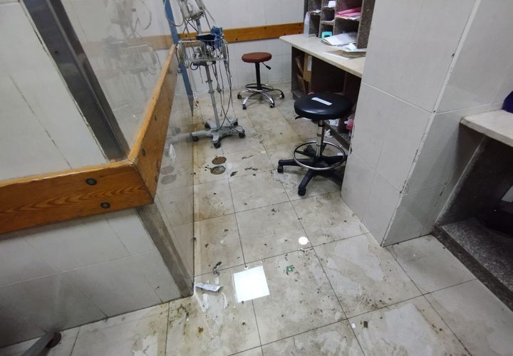 مياه الصرف الصحي تتسرب إلى قسم الطوارئ في مجمع ناصر الطبي جراء تدمير جيش الاحتلال للبنية التحتية
