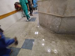 مياه الصرف الصحي تتسرب إلى قسم الطوارئ في مجمع ناصر الطبي جراء تدمير جيش الاحتلال للبنية التحتية