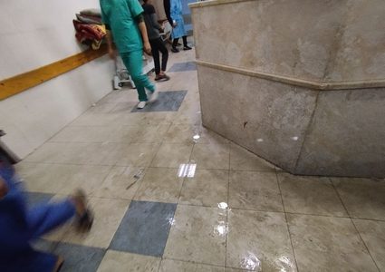 بسبب تدمير الاحتلال .. مياه الصرف الصحي تتسرب إلى قسم الطوارئ في مجمع ناصر الطبي
