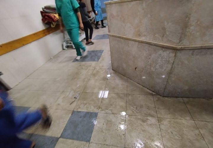 مياه الصرف الصحي تتسرب إلى قسم الطوارئ في مجمع ناصر الطبي جراء تدمير جيش الاحتلال للبنية التحتية