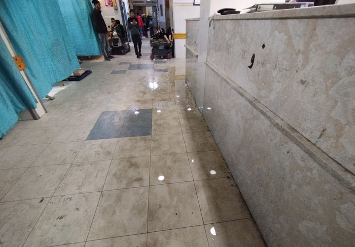مياه الصرف الصحي تتسرب إلى قسم الطوارئ في مجمع ناصر الطبي جراء تدمير جيش الاحتلال للبنية التحتية