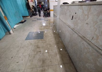 بسبب تدمير الاحتلال .. مياه الصرف الصحي تتسرب إلى قسم الطوارئ في مجمع ناصر الطبي