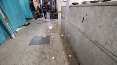 بسبب تدمير الاحتلال .. مياه الصرف الصحي تتسرب إلى قسم الطوارئ في مجمع ناصر الطبي