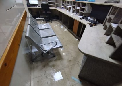 مياه الصرف الصحي تتسرب إلى قسم الطوارئ في مجمع ناصر الطبي جراء تدمير جيش الاحتلال للبنية التحتية
