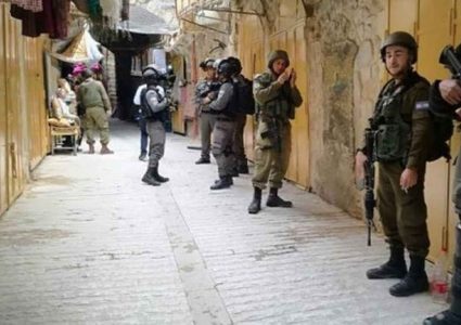 الاحتلال يقتحم مدينة الخليل ويداهم السوق التجاري