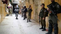 الاحتلال يقتحم مدينة الخليل ويداهم السوق التجاري