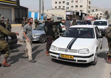 مستوطنون يهاجمون مركبات المواطنين قرب بزاريا شمال غرب نابلس