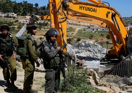 مستوطنون يدمرون غرفة زراعية في قصرة جنوب نابلس