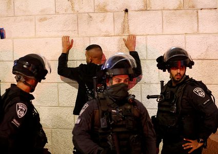 الاحتلال يعتقل شابا من العيسوية ويستدعي والده للتحقيق