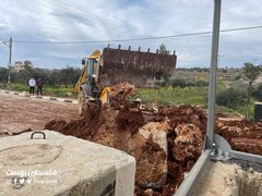 الاحتلال يعيد فتح مدخل بلدة قصرة جنوب نابلس المغلق منذ ما يقارب الشهرين، تمهيدًا لوضع بوابة حديدية.