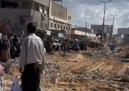 الاحتلال يجبر النازحين بمجمع ناصر الطبي على الخروج