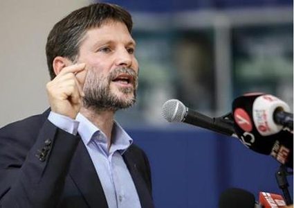 سموتريتش يقر بمنع دخول شحنة طحين إلى غزة