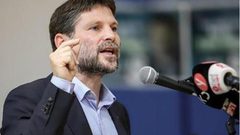 سموتريتش يقر بمنع دخول شحنة طحين إلى غزة