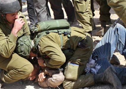 الاحتلال يعتدي على مواطن في الظاهرية ويعتقل 4 آخرين في دورا جنوب الخليل