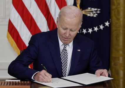 بايدن يمدّد تأشيرات الفلسطينيين في الولايات المتحدة لمدة عام ونصف