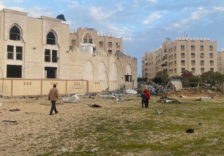 آثار الدمار بمسجد مدينة حمد ومحيطه غرب خانيونس بعد قصف الاحتلال