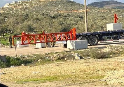 الاحتلال ينصب بوابة حديدية عند مدخل قرية بورين جنوب نابلس