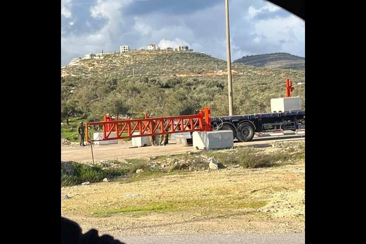 الاحتلال ينصب بوابة حديدية عند مدخل قرية بورين جنوب نابلس