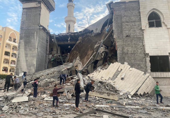 آثار الدمار بمسجد مدينة حمد ومحيطه غرب خانيونس بعد قصف الاحتلال