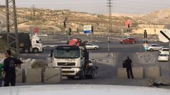 الاحتلال يغلق الشارع الرئيسي في حوسان