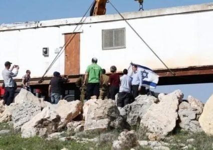 مستعمرون بنصبون بيوتا متنقلة في بيت لحم