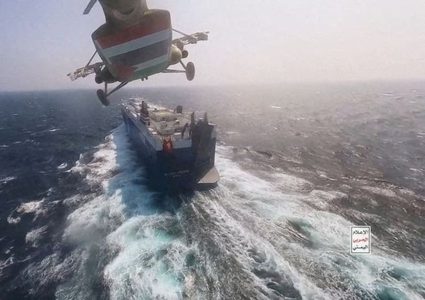 استهداف ناقلة بضائع بقذيقة قبالة عدن