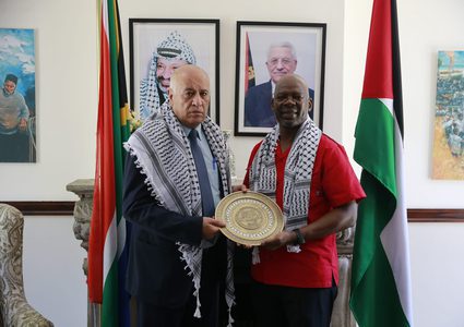 الرجوب يضع أمين عام الحزب الشيوعي لجنوب أفريقيا في اخر المستجدات