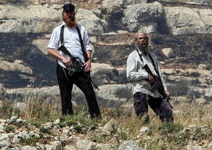 مستوطنون يحرقون منزلا ومركبة و"بركسين" شرق بيت لحم