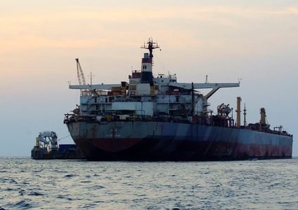 تعرض سفينة لهجوم صاروخي قبالة سواحل اليمن