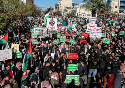 مسيرة في رام الله إسنادا لغزة