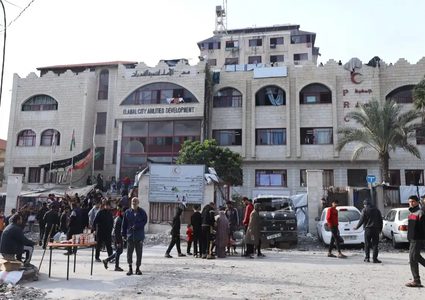 الهلال الأحمر: الاحتلال يفرج عن طبيبين من طواقم مستشفى الأمل