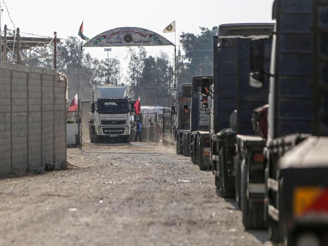 الاحتلال يحتجز قافلة مساعدات من "الصحة العالمية" قرب مجمع ناصر الطبي بخان يونس
