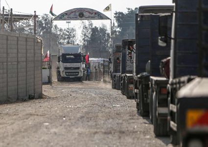 الاحتلال يحتجز قافلة مساعدات من "الصحة العالمية" قرب مجمع ناصر الطبي بخان يونس