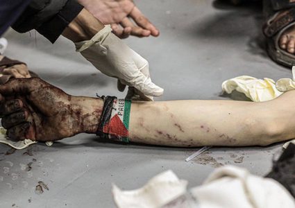 ‏من مستشفى شهداء الأقصى بعد وصول إصابات بقصف الاحتلال لمنطقة القرارة في قطاع غزة