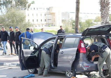 الاحتلال يعتقل زوجة الشهيد فادي ويستدعي والده وشقيقه