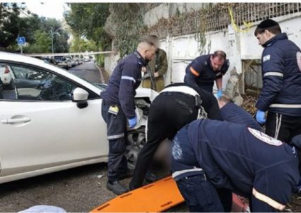 مستوطنون ينصبون حاجزا ويعتدون على ثلاثة شبان في عصيرة القبلية