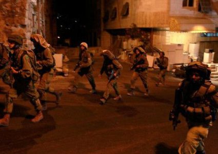 جيش الاحتلال يقتحم بيت عزاء الشّـهيد جمجوم في الخليل