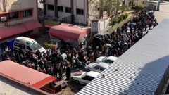 جيش الاحتلال يشن حملة اعتقالات في مجمع ناصر الطبي