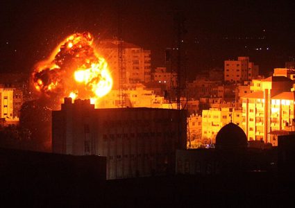 إسرائيل تواصل القصف على رفح ونتنياهو يلوح  بعملية عسكرية