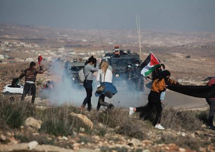 إصابة طفلين في اعتداء مستوطنين عليهما بمسافر يطا جنوب الخليل