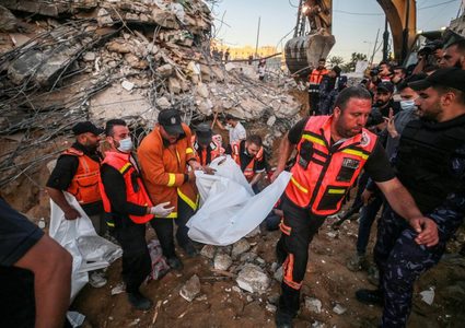 انتشال جثامين 10 شهداء من غزة وخان يونس